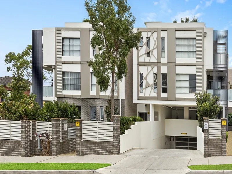 Classic one bedroom apartment with large study area