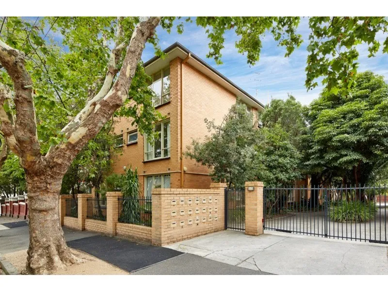 POSITION PERFECT ON ACLAND STREET