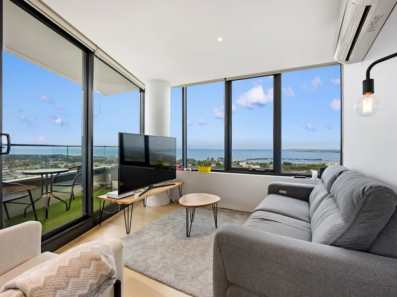 Corner apartment plus study with magnificent view!