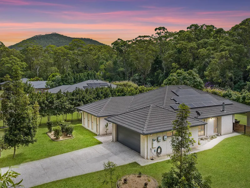 OPULENT ACREAGE LIFESTYLE AWAITS