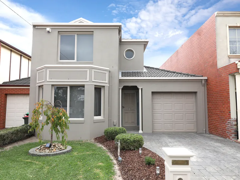 STUNNING, RENOVATED & LOCATION!