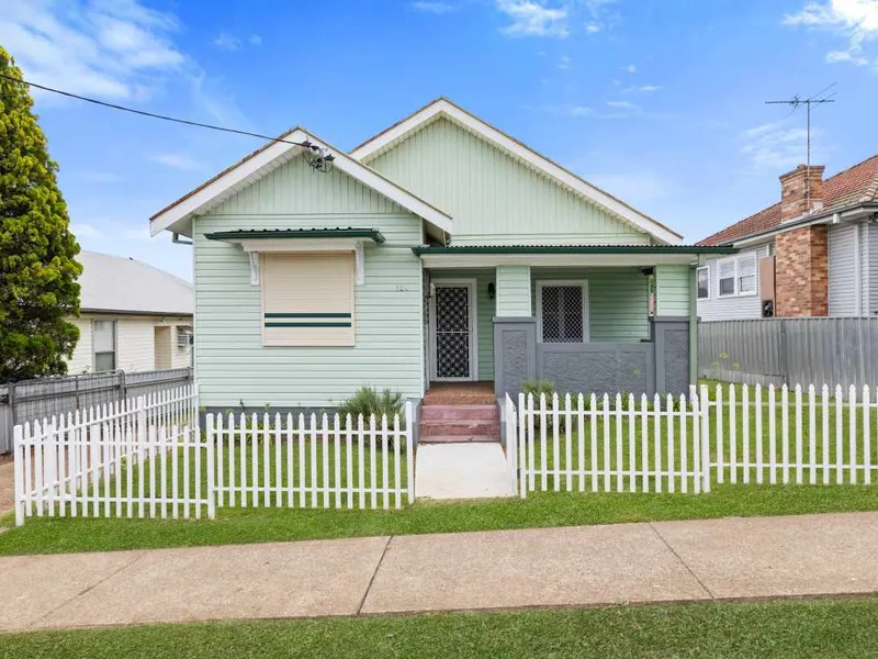 LARGE FAMILY HOME - AVAILABLE NOW!