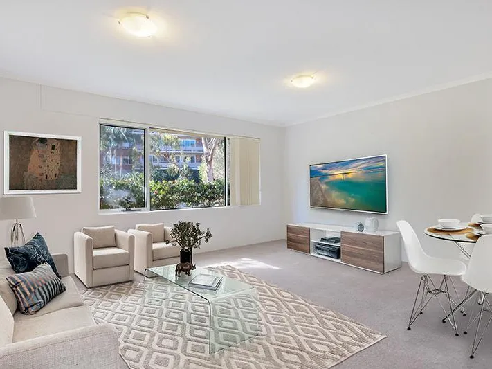 SPACIOUS THREE BEDROOM APARTMENT WITH TWO PARKING SPACES