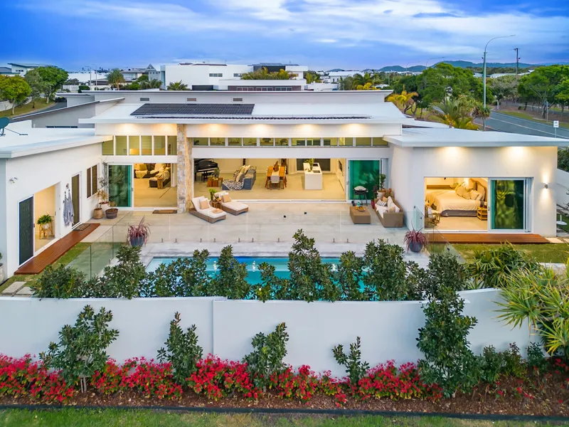 SPACIOUS ENTERTAINER, STROLL TO THE BEACH