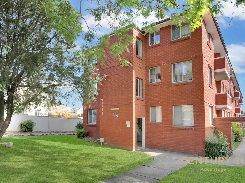 Sunny 2 bedroom Unit!!!!