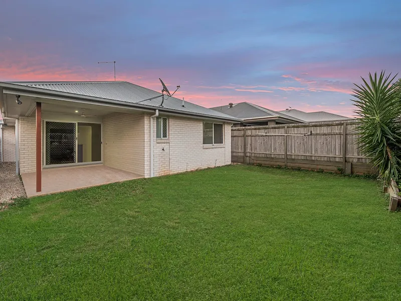 MODERN 7 YEARS YOUNG WARNER LAKES GEM SET IN FAMILY FRIENDLY CUL DE SAC!