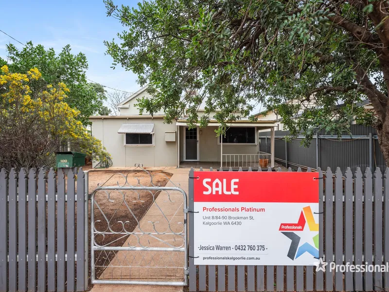 Charming Piccadilly Cottage: Perfect Starter Home Behind a Picket Fence!