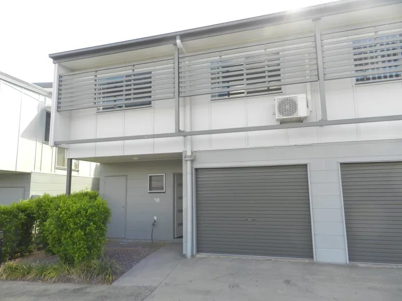 2 Living Areas, 3 Bedrooms, A/C