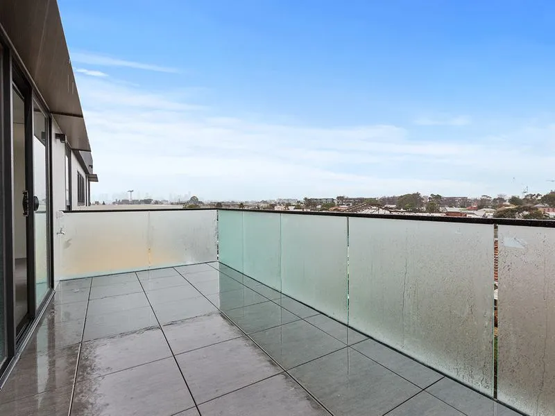 TOP FLOOR WITH FULL STUDY - UNOBSTRUCTED VIEWS!