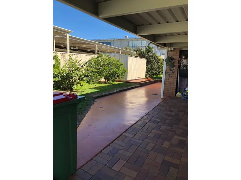 3 Bedroom home and granny flat TOP LOCATION ARUNDAL Gold coast