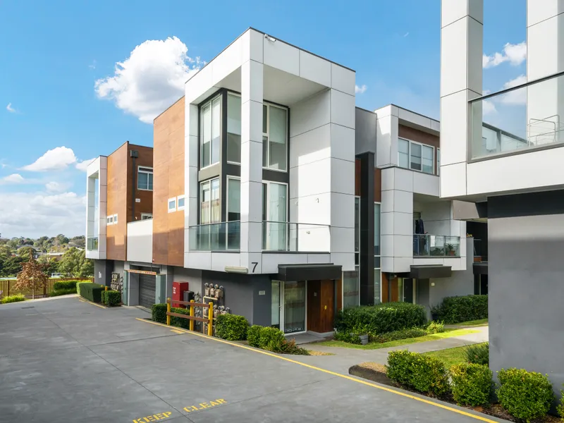 Modern Townhouse in the Ideal Location of Box Hill High Zone