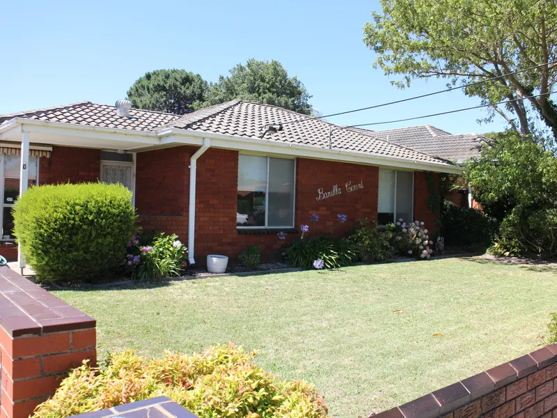 THE JEWELL IN 'BARILLA COURT', FULLY RENOVATED, READY TO MOVE IN, CLOSE TO PUBLIC TRANSPORT AND MAIN ARTERIAL ACCESS!