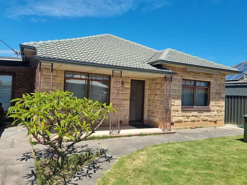 In the heart of this gorgeous house..a stunning JAG built kitchen. One for the cooks! Please fill in the application online prior to viewing.