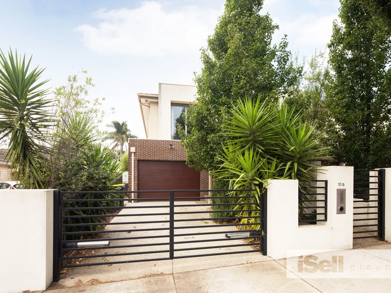 LUXURY TOWNHOUSE in the PARK PRECINCT