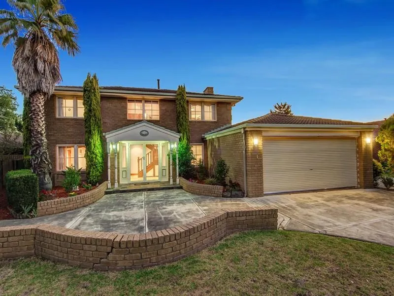 Exciting Scope Set in a Blue Chip Lakeside Location!