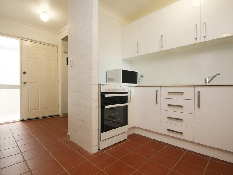 STUNNING APARTMENT IN THE HEART OF VIC PARK!