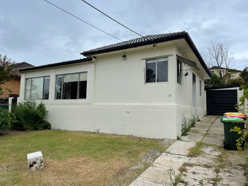 GREAT FREESTANDING FAMILY RESIDENCE!