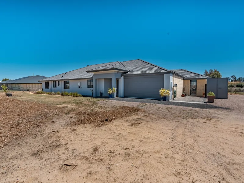 Relax amongst the peace and quiet in the charming surrounds of Meadow Landing in this newly built 4 bedroom, 2 bathroom home.