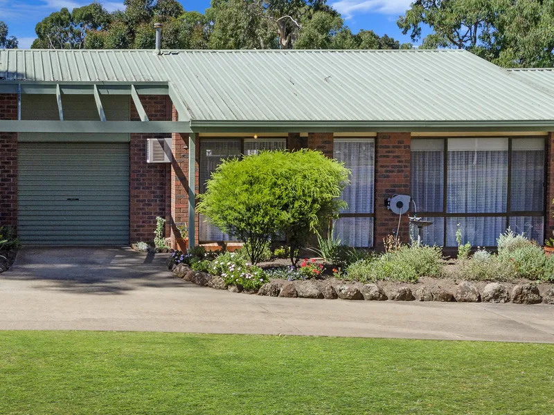 TIDY UNIT WITH HOMELY FEEL