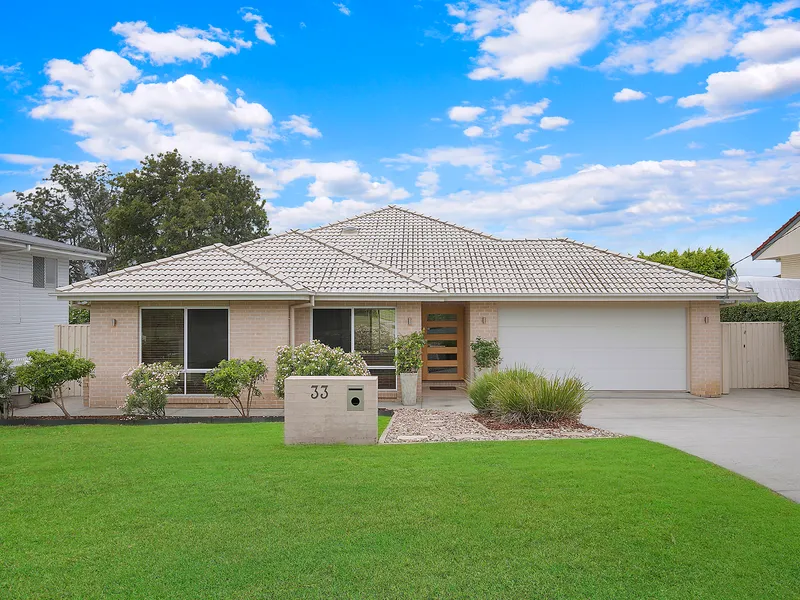 STUNNING LOWSET EXECUTIVE HOME + ROOM FOR THE VAN or BOAT