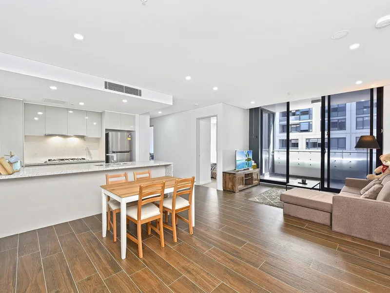 3 Bedroom plus Study Room, Nearly New building by Meriton