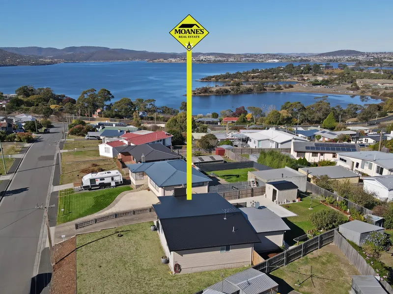 Stunning 3-Bedroom Modern Family Home with Spectacular River and Mountain Views