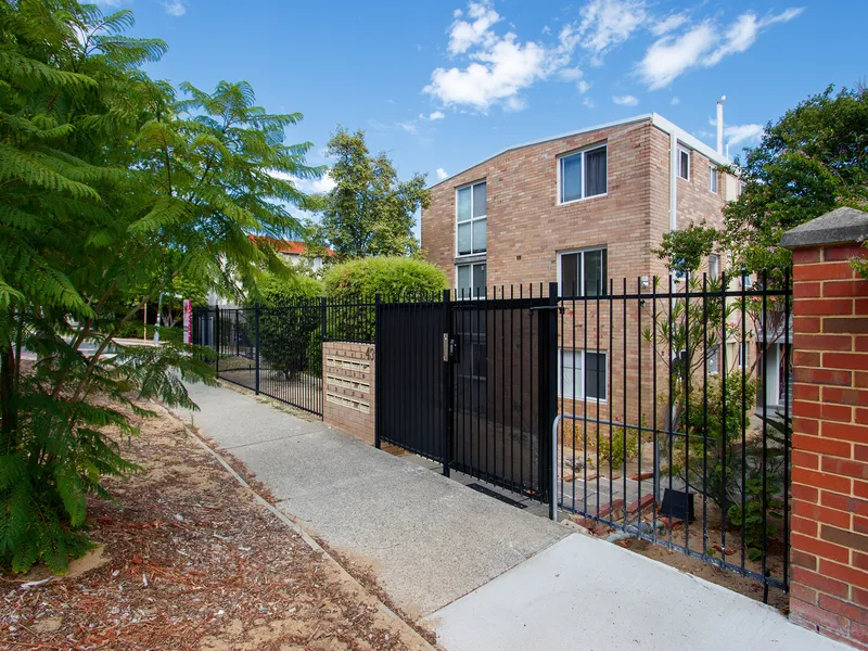 LOCATION !  LOCATION ! A FEW MINUTES TO PERTH CBD PAINT N PROFIT ....  A GREAT RENOVATOR ...