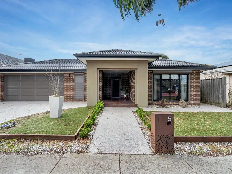 SPACIOUS FAMILY HOME WITH RESORT LIVING EVERYDAY !!