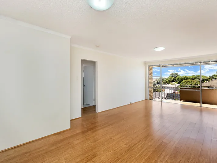 Sundrenched oversized top floor apartment