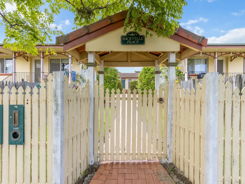 Bright and Breezy One Bedroom Unit with Courtyard in A+ location!