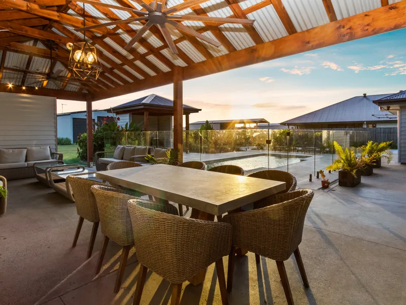 Welcome to Paradise, just 2 minutes walk to the beach!