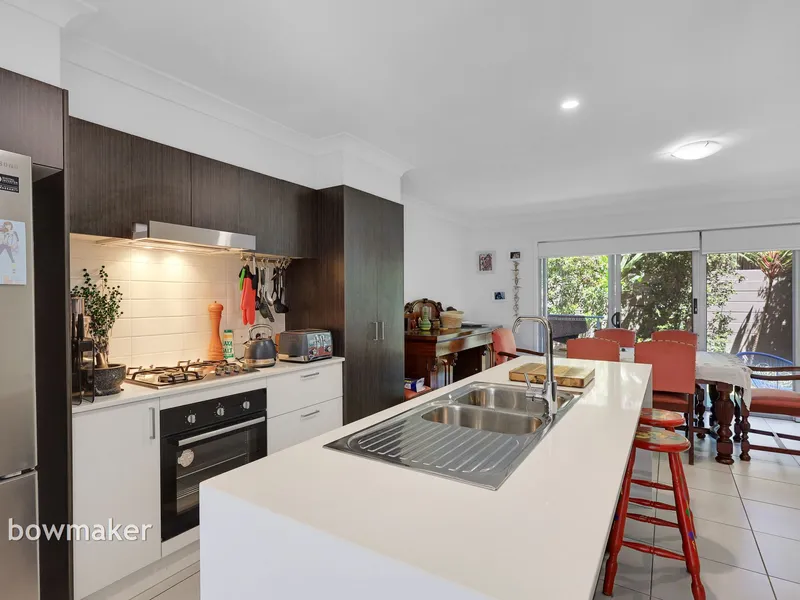 Investment Opportunity Close to Shops & Train!