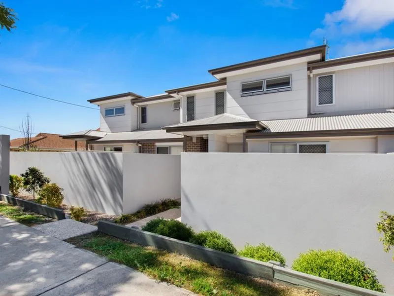 Furnished Townhouse Just a Hop Skip & Jump from USQ