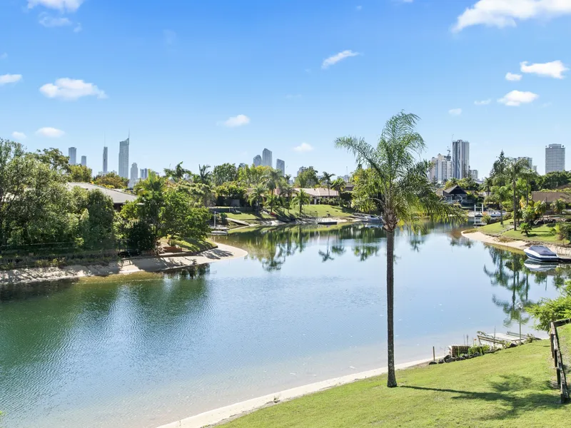 WATERFRONT LIVING WITH AMAZING SKYLINE VIEWS