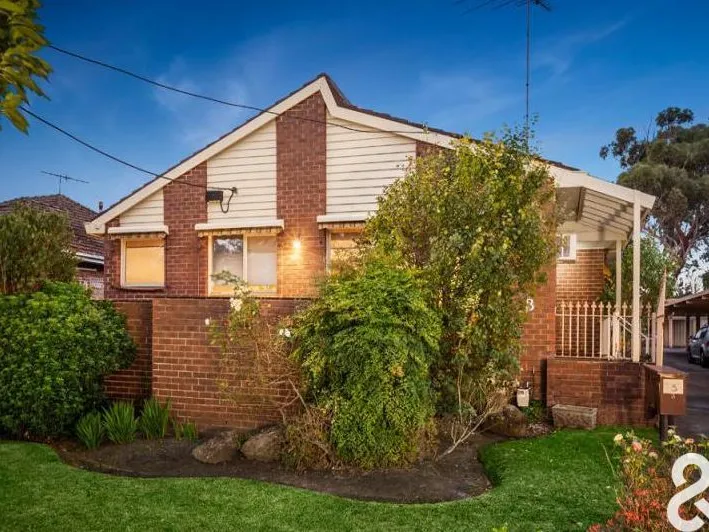 CUTE, COSY & WITH A PERFECT PARKSIDE POSITION 