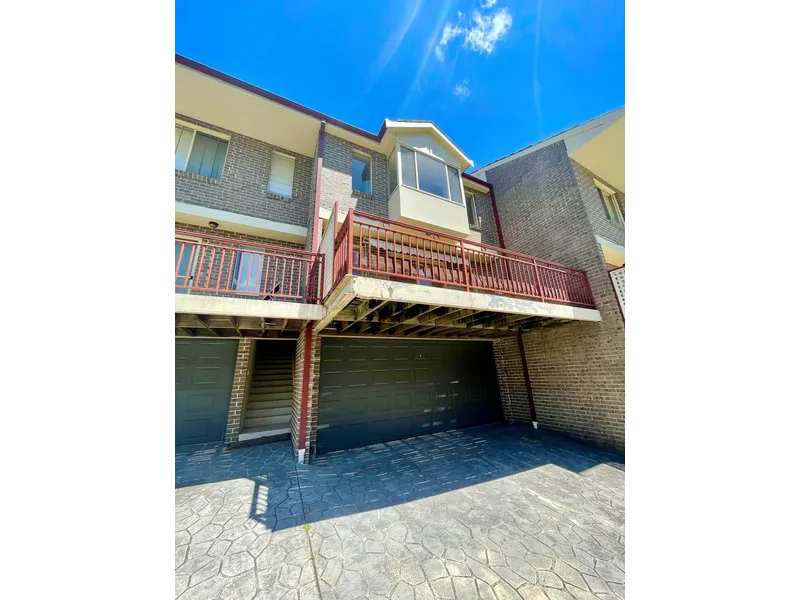 Beautiful Townhouse In Ideal Location!