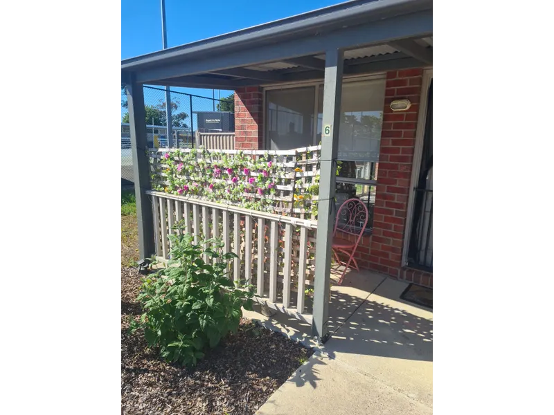 2 BEDROOM TOWNHOUSE IN QUIET COMPLEX