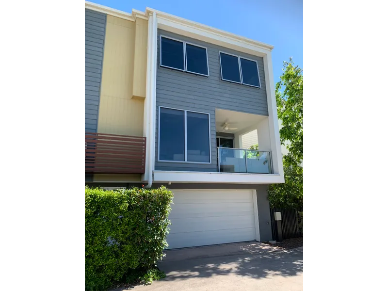 3 levels model townhouse in Emerald Lakes