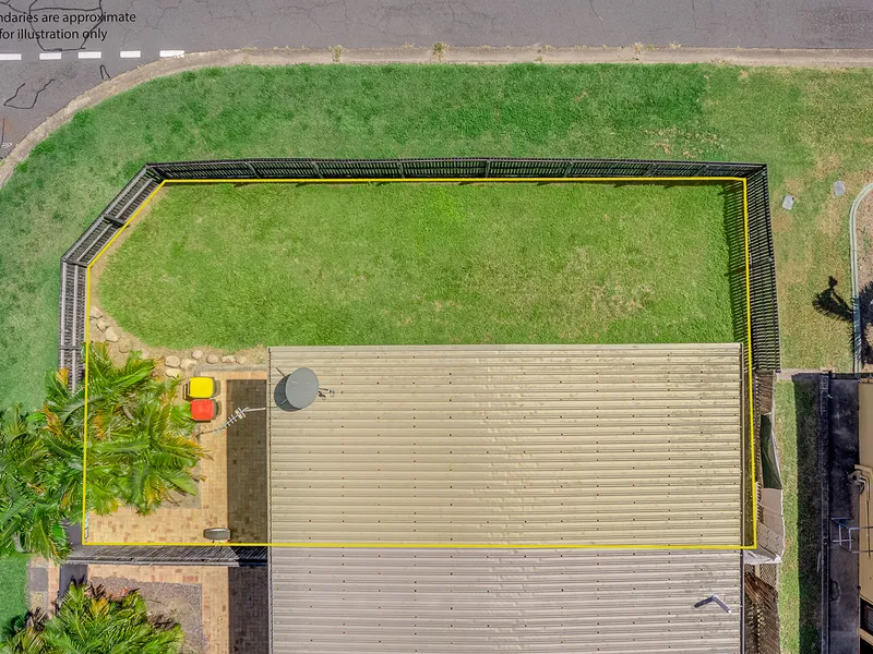 INNER CITY UNIT WITH LARGE COURTYARD!