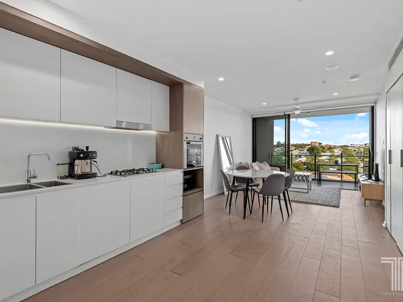 Exquisite City-View Apartment 350m from Coorparoo Square