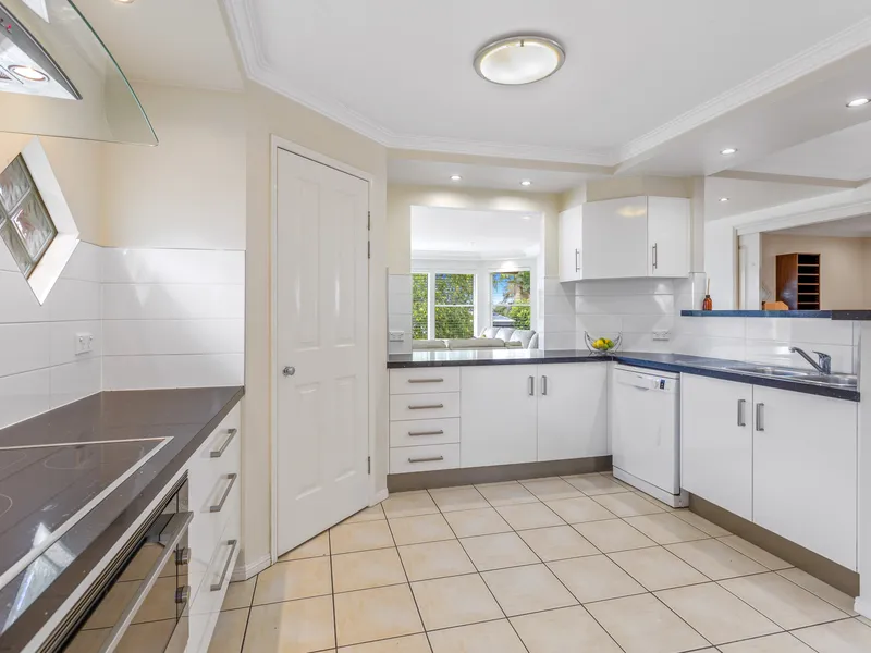 STYLISH DESIGNER SPLIT LEVEL HOME FOR SALE IN QUIET AREA OF GRIFFIN
