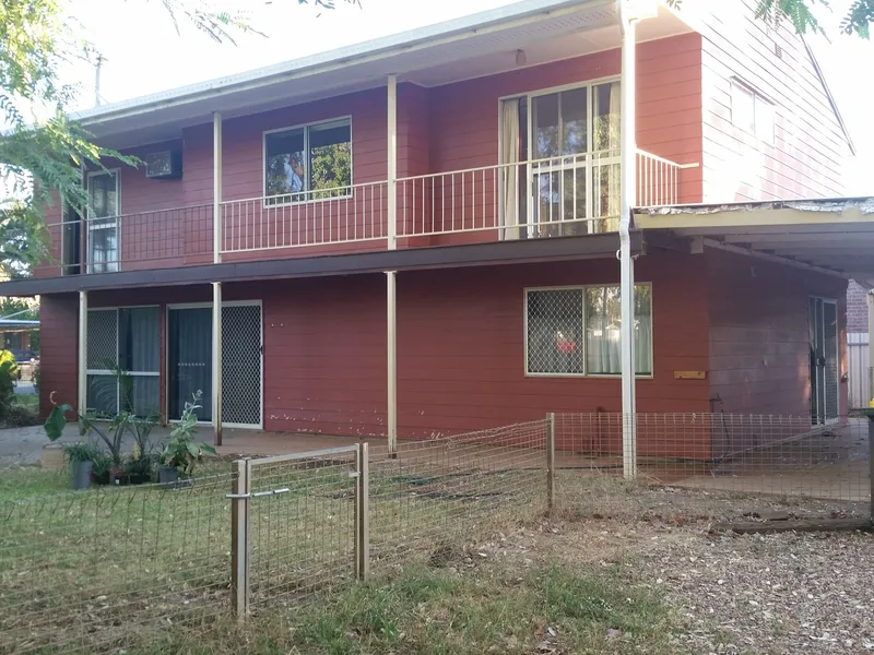 5 bedroom Family residence with large shed close to schools.