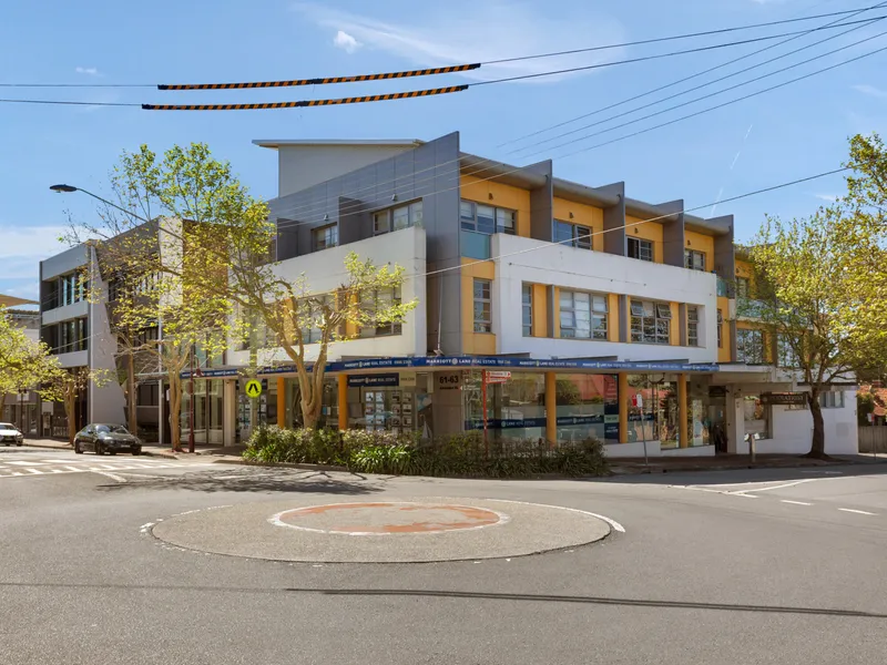 BOUTIQUE APARTMENT IN PRIZED VILLAGE SETTING