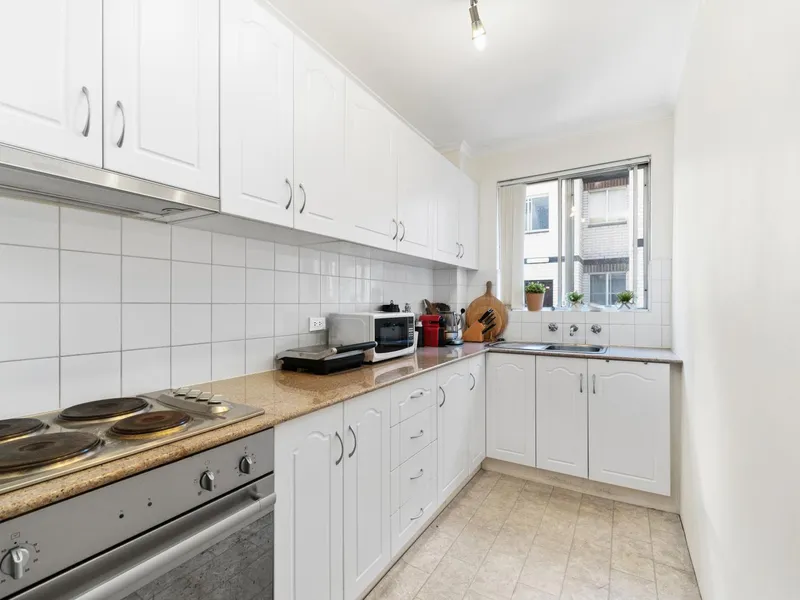 GENEROUS LIGHT FILLED APARTMENT IN SUPER CONVENIENT POSITION