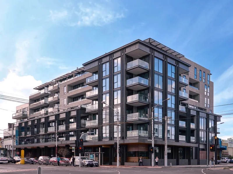 Superbly located 1 Bed 1 Bath 1 Car apartment with Study