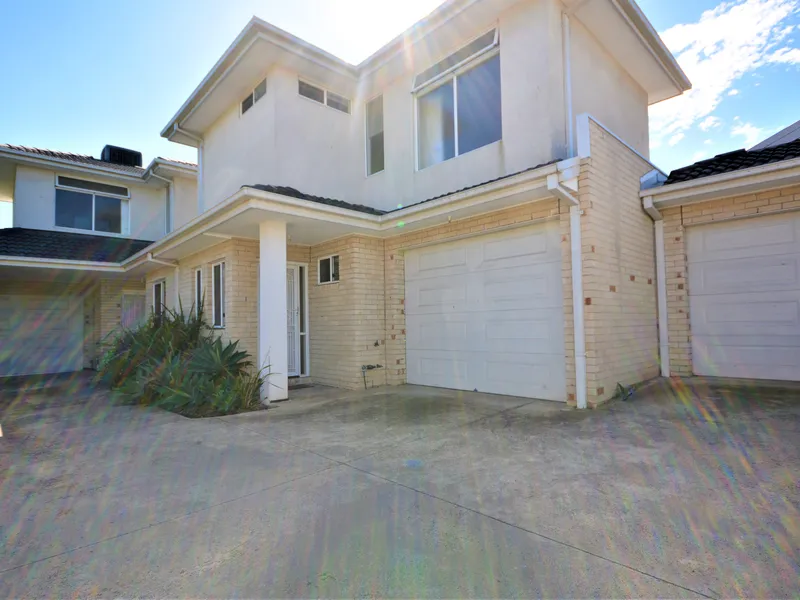 FANTASTIC FAMILY TOWN HOUSE - CLOSE TO TRAIN STATION