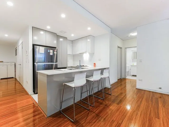 Spacious 2 bedrooms apartment, huge storage cage include