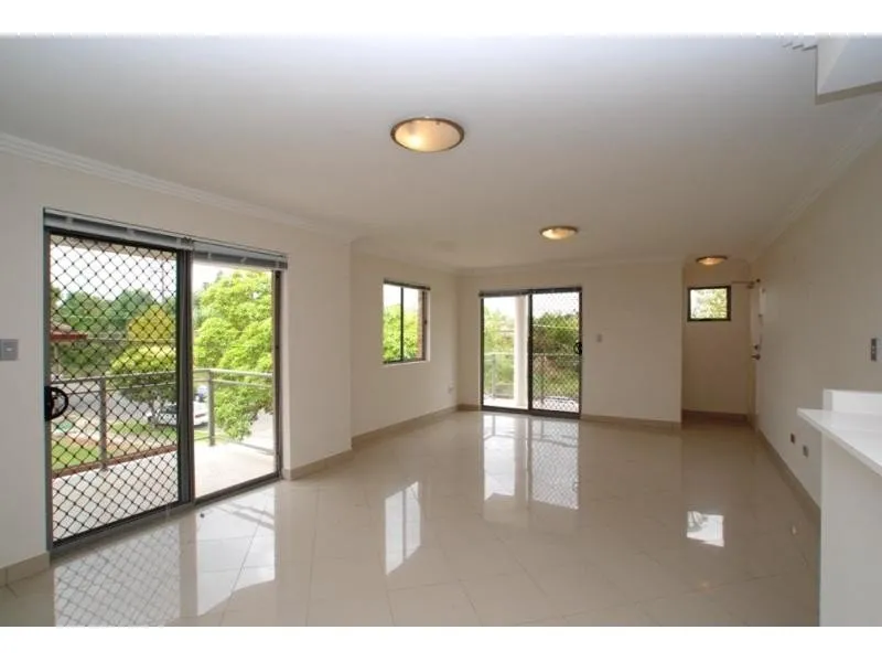 EXCELLENT CONDITION MODERN 2 BEDROOM APARTMENT+2 BATHROOMS+2 TOILETS + 2 BACONIES + GAS COOK TOP