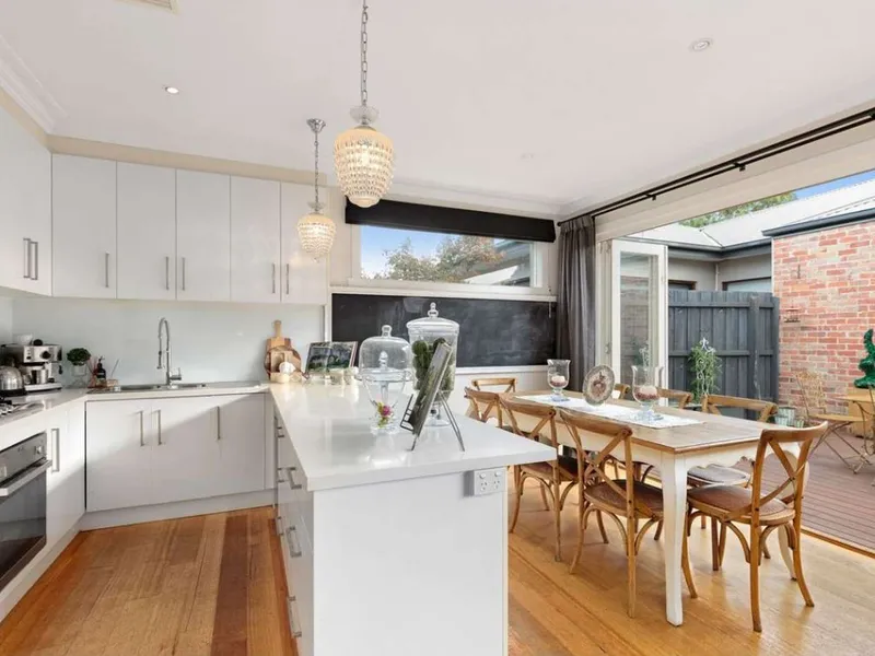 LIGHT & LOFTY THREE BED HOME