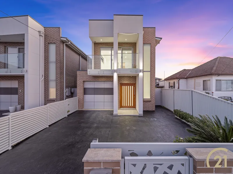 NEAR NEW 5 BEDROOM FREE STANDING HOME